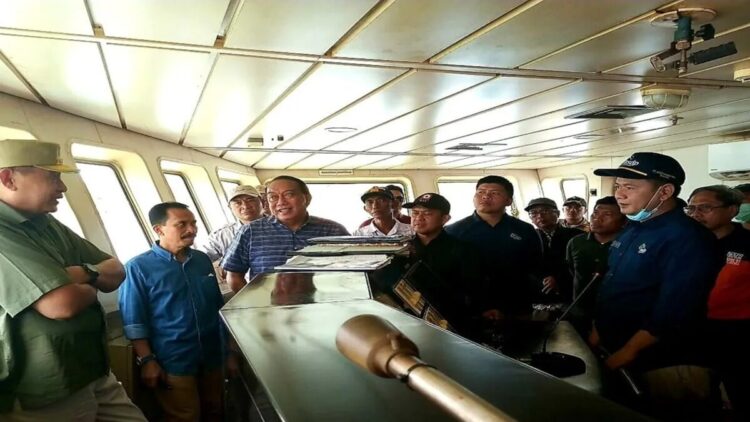 Gubernur Gorontalo Gusnar Ismail (kiri) didampingi para pimpinan Organisasi Perangkat Daerah (OPD) terkait, saat melepas langsung pengiriman sapi ke Kalimantan dari Pelabuhan Kwandang, Gorontalo Utara pada Minggu (16/3). (ANTARA/Susanti Sako)