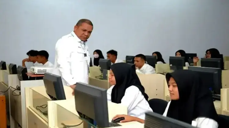 Ketua Umum Tim Penanggung Jawab Seleksi Nasional Penerimaan Mahasiswa Baru​​​​​​​ (SNPMB) Profesor Dr Ir Eduart Wolok saat memantau pelaksanaan SNBT. ANTARA/HO-Humas SNPMB