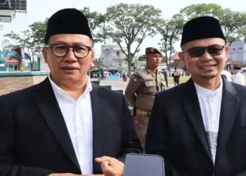 Wali Kota Bukittinggi, Provinsi Sumatera Barat (Sumbar), Ramlan Nurmatias (kiri) bersama Wakil Wali Kota Bukittinggi Ibnu Asis (kanan) saat diwawancarai di Kota Bukittinggi, Senin (31/3/2025). (ANTARA/Muhammad Zulfikar)
