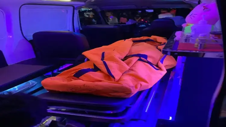 Pengendar motor tewas tertabrak truk telah dimasukkan ke kantong jenazah untuk dievakuasi ke rumah sakit. (Foto: Ist)