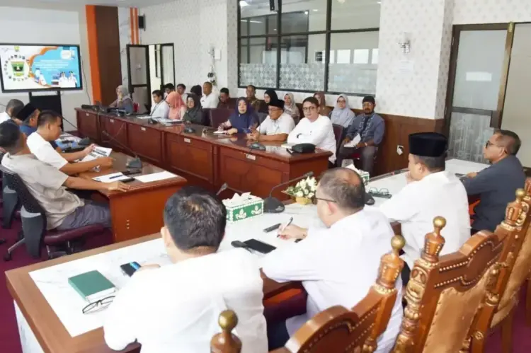 Pj Sekretaris Daerah Kota Pariaman, Mursalim mengikuti rapat dengan Bank Nagari, membahas optimalisasi elektronifikasi transaksi Pemerintah Daerah (ETPD) dalam rangka percepatan perluasan digitalisasi dan peningkatan PAD.