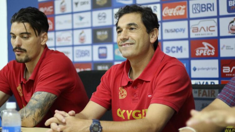 Eduardo Almeida Akui Lini Belakang Semen Padang FC Bermasalah Saat Transisi 1 Coach Eduardo Almeida dan Tin Martin. (dok. MO SPFC)