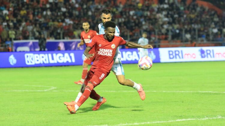 Ditahan Imbang 1-1 oleh PSBS Biak, Semen Padang FC masih Diancam Zona Degradasi 1 Cornelius Steward saat melewati pemain belakang PSBS Biak. (dok. MO SPFC)