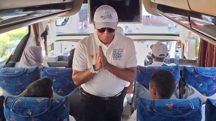 Direktur Hubungan Kelembagaan PTPN IV PalmCo melepas peserta mudik gratis BUMN