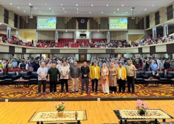 Dirkeu Semen Padang beri pembekalan untuk calon wisudawan UNP. (dok. Humas)