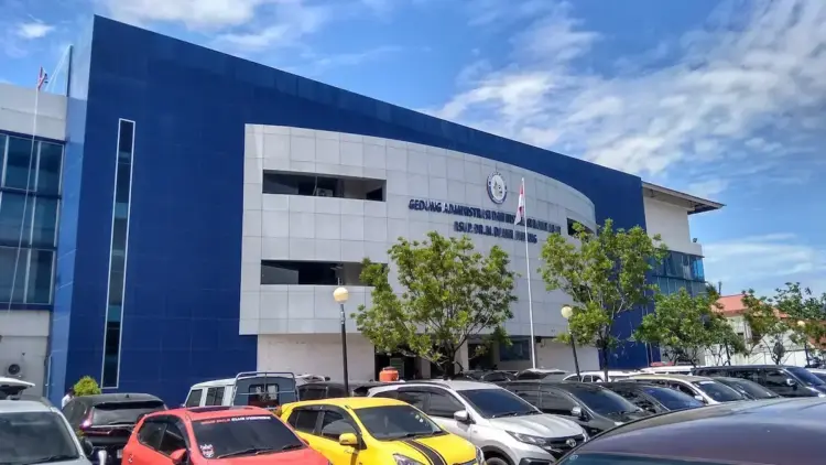 Gedung Administrasi dan Poliklinik RSUP DR M Djamil Padang. (dok. Humas M Djamil)