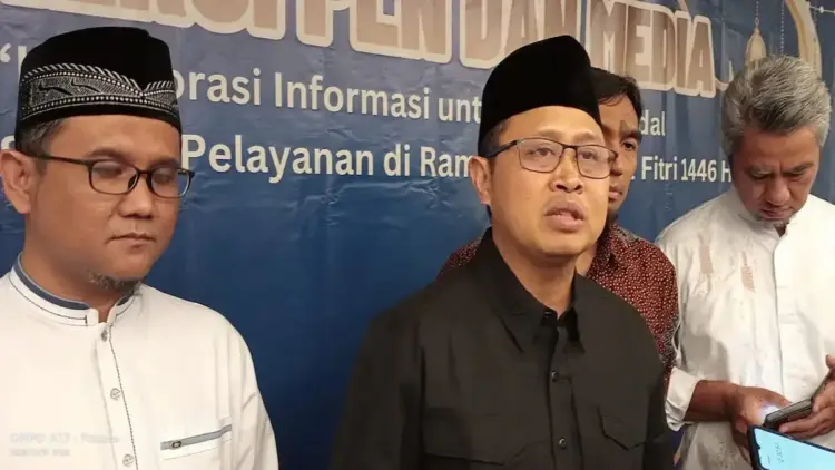 PLN UID Sumbar Siap Hadapi Tantangan Energi Masa Kini Demi Layanan untuk Masyarakat 1 General Manager PLN UID Sumbar Ajrun Karim dan jajaran usai acara buka bersama awak media di Padang. (dok. Radarsumbar.com)
