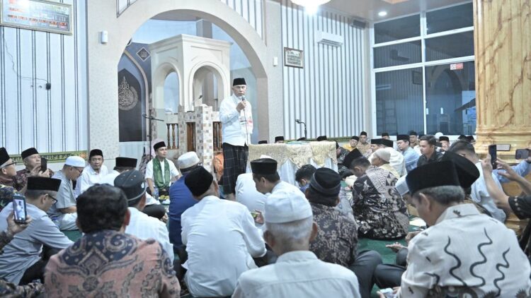 Gubernur Mahyeldi Ajak Seluruh Pihak Aktif Mengamalkan ABS-SBK di Kalangan Generasi Muda 1 Gubernur Mahyeldi beri arahan pada masyarakat saat Safari Ramadhan ke Agam. (dok. adpsb)