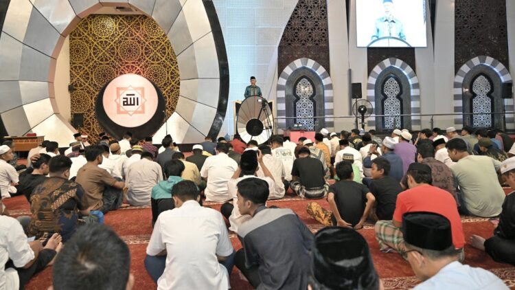 Gubernur Mahyeldi Ungkap Manfaat Retreat Bagi Kepala Daerah 1 Gubernur Mahyeldi beri sambutan saat tarawih di Masjid Syekh Ahmad Khatib Al Minangkabawi. (dok. adpsb)