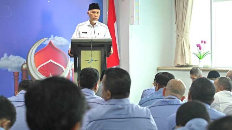 Gubernur Mahyeldi Ingin Keberadaan Bank Nagari Senantiasa Dirasakan oleh Masyarakat 1 Gubernur Mahyeldi berikan tausiyah untuk karyawan Bank Nagari. (dok. adpsb)