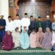Gubernur Mahyeldi bersama dengan pengurus dan remaja Masjid Ummy. (dok. adpsb)