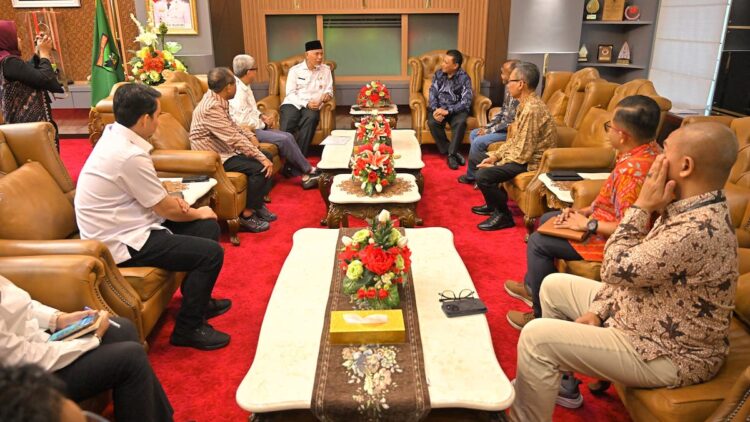 PT Garam Rencanakan Peningkatan Produksi di Sumbar, Gubernur Mahyeldi: Dengan Niru Kita Tampung 1 Gubernur Mahyeldi bertemu dengan jajaran PT Garam. (dok. adpsb)