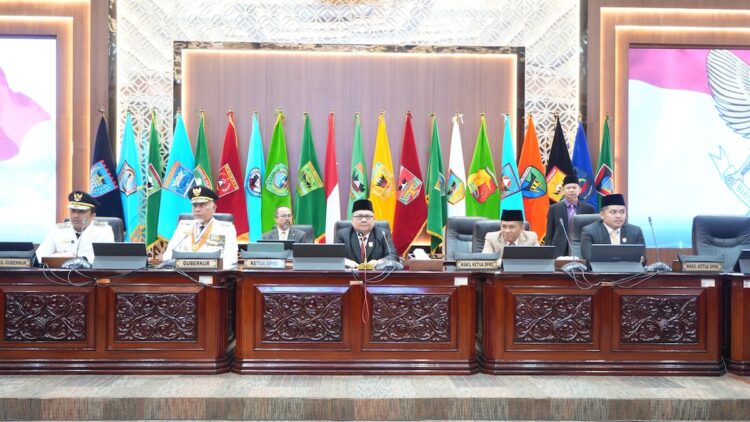 Gubernur Mahyeldi dan Wagub Vasko tampil perdana usai terpilih di sidang paripurna DPRD Sumbar. (dok. adpsb)