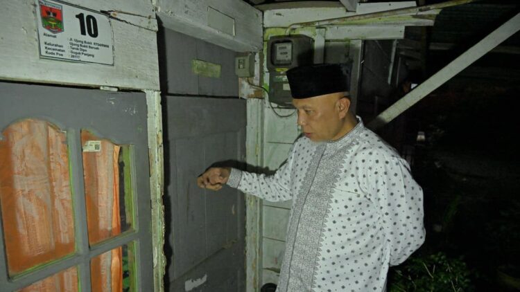 Gubernur Mahyeldi Singgah dan Sahur di Rumah Warga di Bukittinggi, Antar Bantuan Rehab Rumah 1 Momen saat Gubernur Mahyeldi datang ke rumah warga untuk singgah sahur. (dok. adpsb)