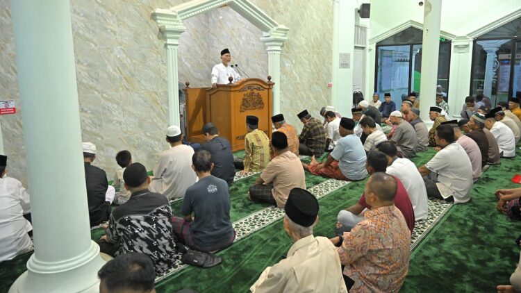 Tarawih di Masjid Al Muhajirin Tabing, Gubernur Mahyeldi Ingatkan Ramadhan sebagai Sarana Bertaqwa 1 Gubernur Mahyeldi jadi penceramah di Masjid Al Muhajirin Tabing. (dok. adpsb)