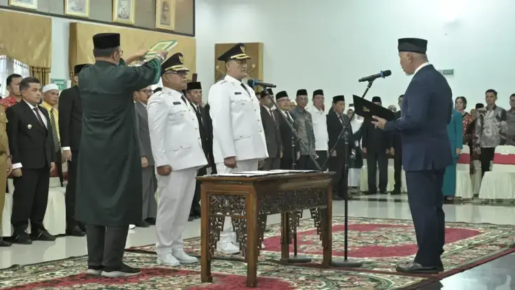 Lantik Bupati dan Wabup Pasbar, Gubernur Mahyeldi Ingatkan Pentingnya Kekompakan 1 Gubernur Mahyeldi lantik Bupati dan Wakil Bupati Pasbar. (dok. adpsb)