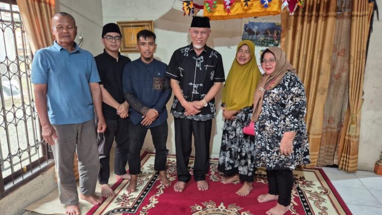 Owner Yoesani Shoes Berpulang, Gubernur Mahyeldi: Sumbar Kehilangan Sosok Inspiratif 1 Gubernur Mahyeldi melayat ke rumah pemilik Yoesani Shoes. (dok. adpsb)