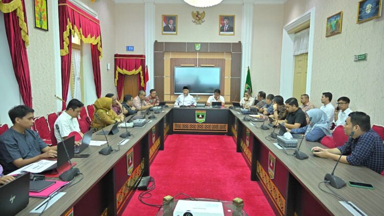 Gubernur Mahyeldi dan Wagub Vasko Bahas Efisiensi Anggaran bersama TAPD Sumbar 1 Gubernur Mahyeldi rapat dengan TAPD Sumbar. (dok. adpsb)