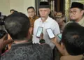 Gubernur Mahyeldi saat diwawancarai Tim Humas dan awak media. (dok. adpsb)