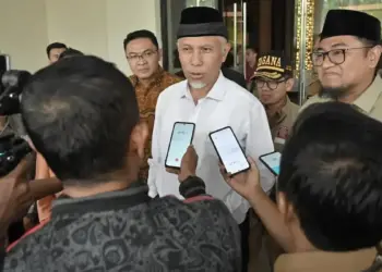 Gubernur Mahyeldi saat diwawancarai Tim Humas dan awak media. (dok. adpsb)