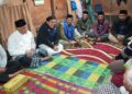 Gubernur Mahyeldi Singgah Sahur di Taratak Tangah, Serahkan Bantuan Bedah Rumah 6 Gubernur Mahyeldi singgah sahur di rumah warga. (dok. adpsb)