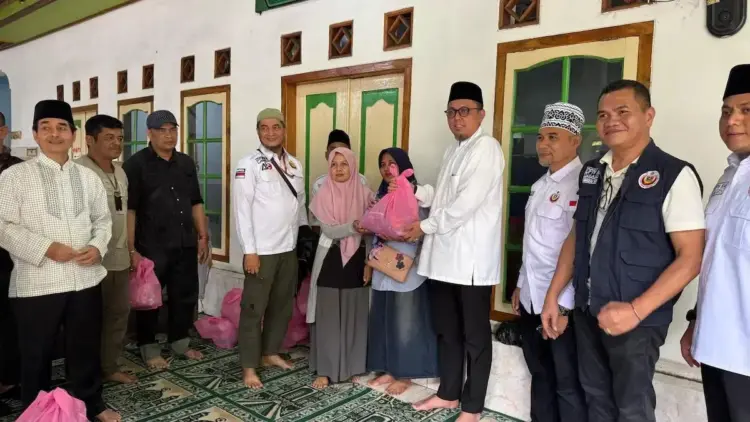 Pedagang Minang di Pasar Poncol Menanti Kepastian, DPW IKM Jakarta Kawal Nasib Korban Terdampak Kebakaran 1 IKM Jakarta bantu pedagang Minang yang menjadi korban kebakaran Pasar Poncol. (dok. Pribadi)