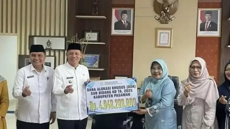 Pemkab Pasaman Terima DAK Rp4,9 Miliar Dukung Program KB dan Percepatan Penurunan Stunting 1 Bupati Pasaman Sabar AS saat menerima secara simbolis Bantuan DAK Rp4,9 miliar yang diserahkan oleh Kepala Perwakilan BKKBN Sumatera Barat Mardalena Wati Yulia. ANTARA/Heri Sumarno