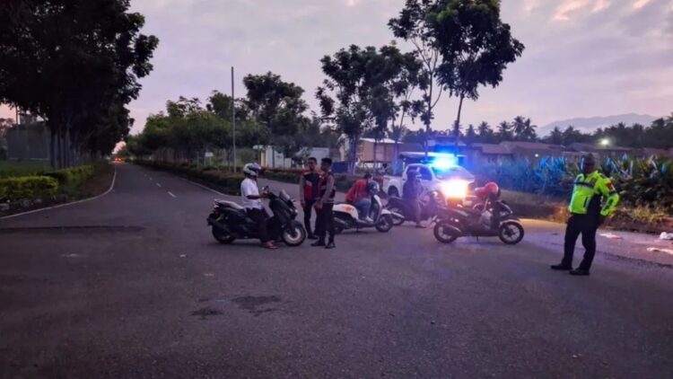 Personel Polres Agam sedang melakukan patroli dalam menjaga Kamtibmas selama Ramadhan. Dok HO/Humas Polres Agam