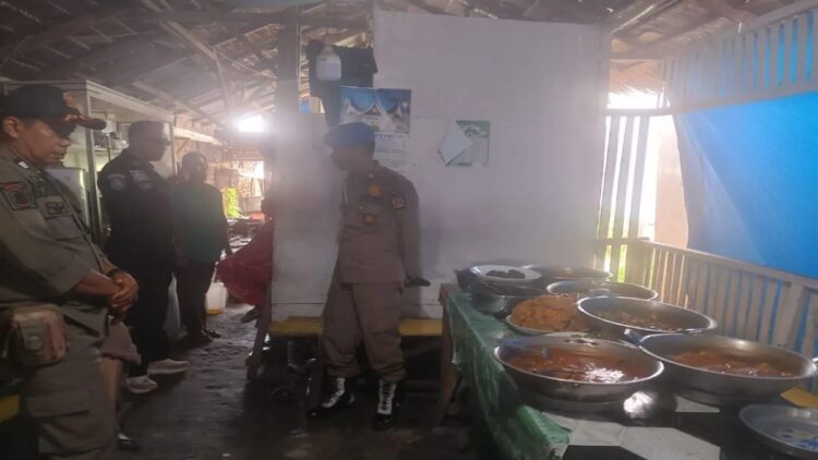 Petugas Satpol PP Damkar Agam sedang mendatangi pedagang. Dok HO/Satpol PP Damkar Agam