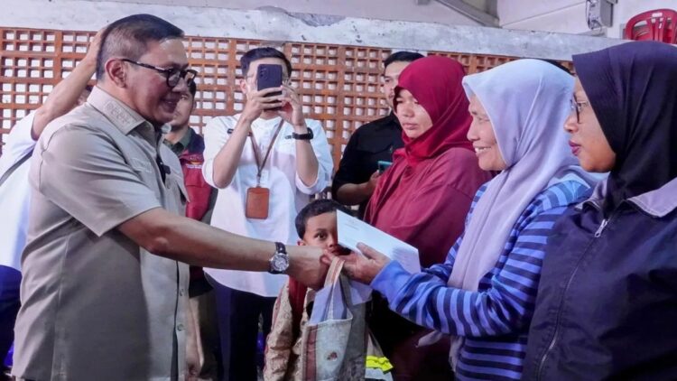 Wali Kota Bukittinggi, Ramlan Nurmatias menyerahkan secara simbolis bantuan sosial sembako kepada warga (Antara/Al Fatah)