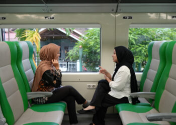 Dua penumpang di Kereta Api Bandara duduk berdasarkan nomor tiket. (dok. Humas KAI)