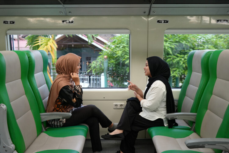 Lebih Nyaman, Kini Penumpang KA Minangkabau Ekspres Duduk Sesuai Nomor Tempat Duduk 1 Dua penumpang di Kereta Api Bandara duduk berdasarkan nomor tiket. (dok. Humas KAI)