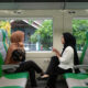 Dua penumpang di Kereta Api Bandara duduk berdasarkan nomor tiket. (dok. Humas KAI)