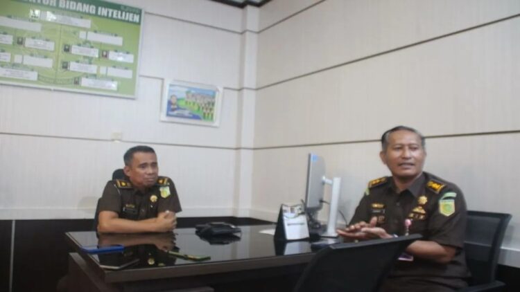 Kasi Intel dan Kasi Pidum Kejaksaan Negeri (Kejari) Kota Bukittinggi saat memberikan keterangan terkait penahanan dua tersangka baru Kasus Korupsi Pengelolaan Pasar Atas Bukittinggi (Antara/Al Fatah)