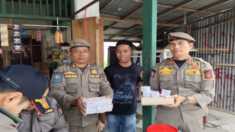 Anggota Satpol PP Damkar Agam sedang mengamankan petasan saat razia di Lubuk Basung. Dok HO/Satpol PP Damkar Agam