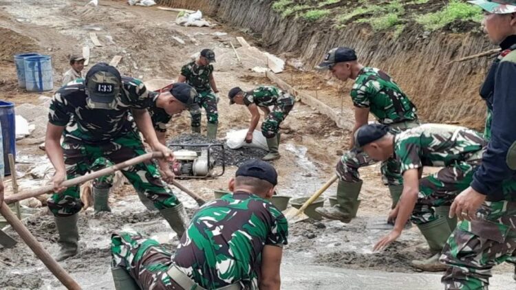 TMMD Kodim 0304 Agam Mulai Pengecoran Jalan 2.800 Meter di Nagari Balingka 1 TNI Kodim 0304 Agam melakukan pengerjaan pengecoran jalan dari titik nol dalam program TMMD ke-123. (Antara/Al Fatah)