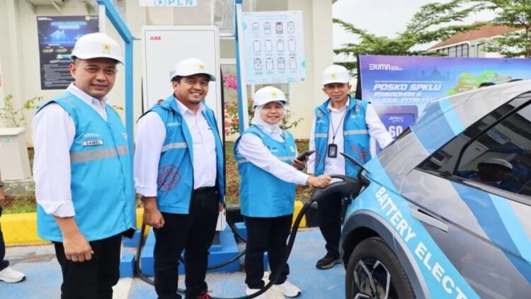 PLN Siapkan 1.000 SPKLU untuk Mudik EV Idulfitri 2025, Dukung Perjalanan Aman dan Nyaman 1 PT PLN (Persero) menghadirkan 1.000 unit Stasiun Pengisian Kendaraan Listrik Umum (SPKLU) di jalur mudik Trans Jawa-Sumatra. (Foto: PLN)