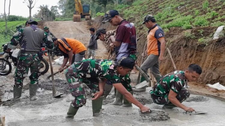 Satgas TMMD Ke-123 Kodim Agam Kejar Penyelesaian Pembangunan Jalan di Nagari Balingka 1 Satgas TMMD Ke-123 Kodim Agam melakukan pekerjaan pembangunan jalan baru di Balingka (Antara/Al Fatah)