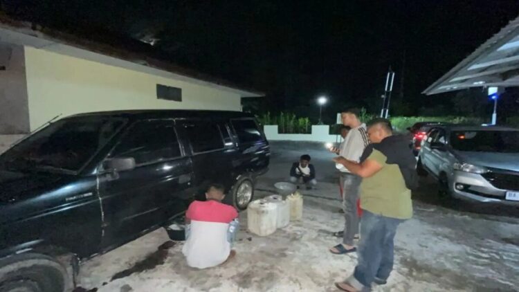 Polda Sumbar Ungkap Modus Penyelewengan BBM Bersubsidi di Agam, Dua Pelaku Diamankan 1 Polisi menindak pelaku yang diduga menyalahgunakan BBM bersubsidi jenis bio solar di Agam, pada Senin (10/3). ANTARA/HO-PoldaSumbar