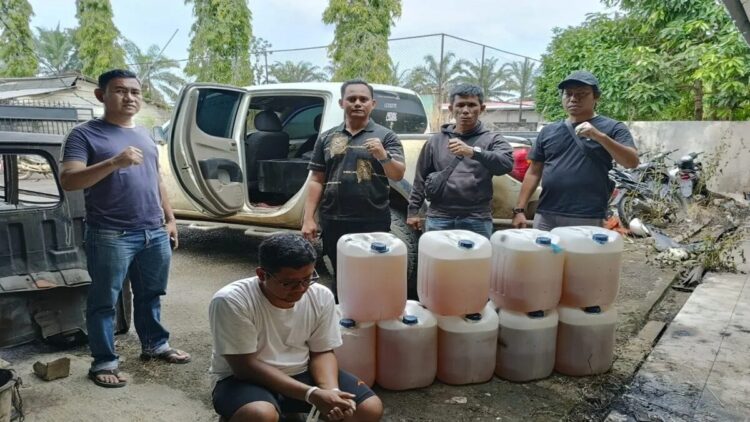 Satreskrim Polres Dharmasraya melihatkan pelaku dan barang bukti penyalahgunaan BBM bersubsidi, di Markas Polres Dharmasraya, Selasa (11/2/2025)