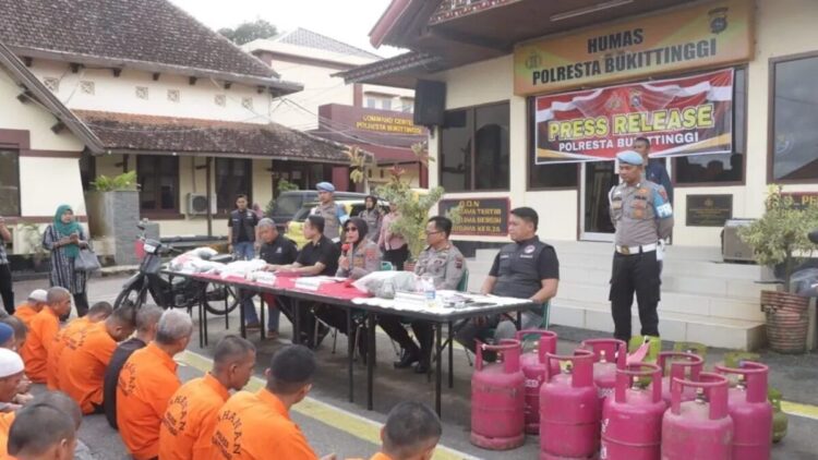 Kegiatan Pers Rilis ungkap kasus selama Januari dan Februari Polresta Bukittinggi, Sumatera Barat (Antara/Al Fatah)