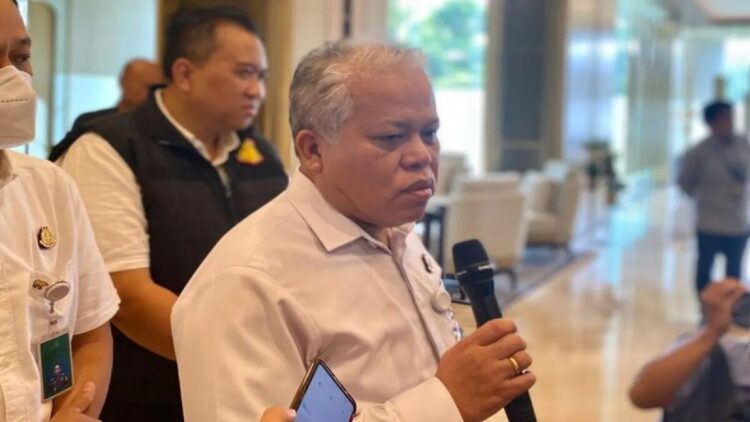 Kepala Pusat Penerangan Hukum (Kapuspenkum) Kejaksaan Agung Harli Siregar menjawab pertanyaan wartawan di Jakarta, Rabu (12/3/2025) (ANTARA/Fath Putra Mulya)