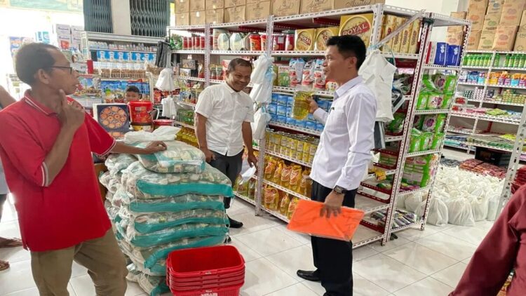 Polres Agam Gelar Sidak Minyakita, Temukan Pedagang Jual di Atas HET 1 Tim Satgas Pangan Satreskrim Polres Agam sedang mengunjungi pedagang. Dok HO/Humas Polres Agam