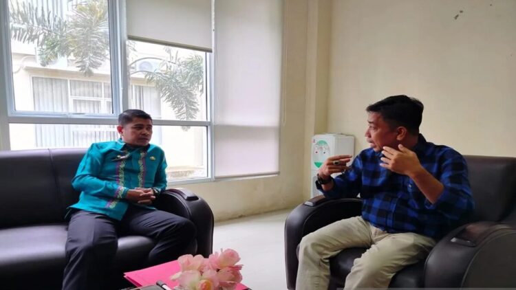 Pemkab Agam Alokasikan Rp3 Miliar untuk Renovasi Pasar Ahad, Prioritas Pembangunan 2025 1 Kepala Dinas Perindustrian Perdagangan dan Ketenagakerjaan Agam Rio Eka Putra sedang berdiskusi dengan Kepala Bidang Pasar Dinas Perindustrian Perdagangan dan Ketenagakerjaan Agam Donfri Edward. Dok Antara/Yusrizal