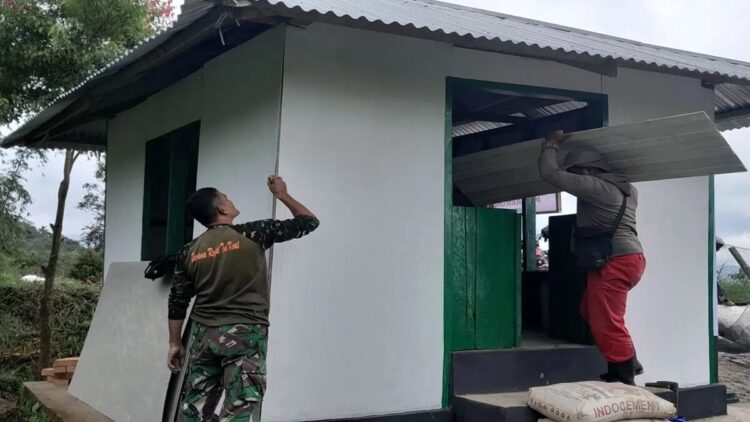 Satgas TMMD Agam melakukan perbaikan rumah ibadah di Agam. Antara/Al Fatah