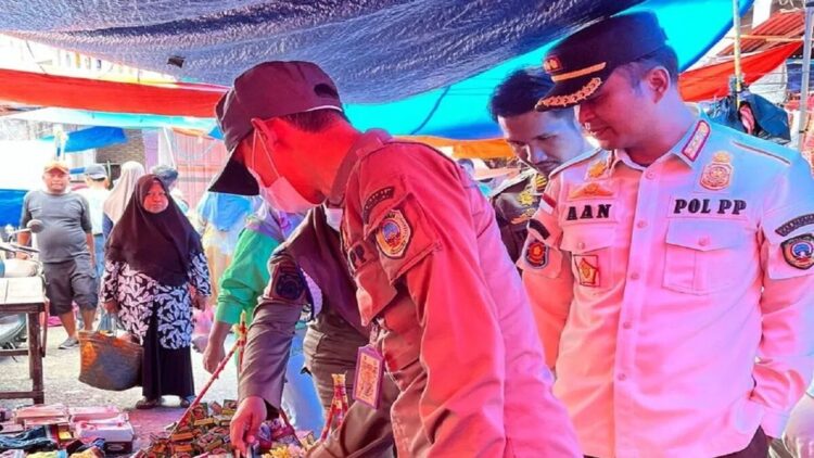 Satpol PP Damkar saat mengamanankan petasan di salah satu pasar tradisional di Kabupaten Pasaman, Minggu (16/3/2025).ANTARA/Heri Sumarno