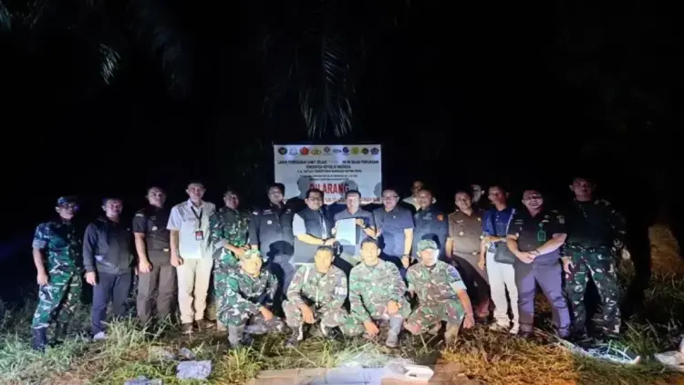 Satgas PKH kembali Kuasai 715 Ha Lahan Sawit di Dharmasraya, Tindak Pelanggaran Kawasan Hutan 1 Satgas PKH berfoto bersama dengan latar belakang plang penguasaan kembali kawasan hutan, di Nagari Bonjol, Kecamatan Koto Besar, Kabupaten Dharmasraya, Rabu (19/3/2024).