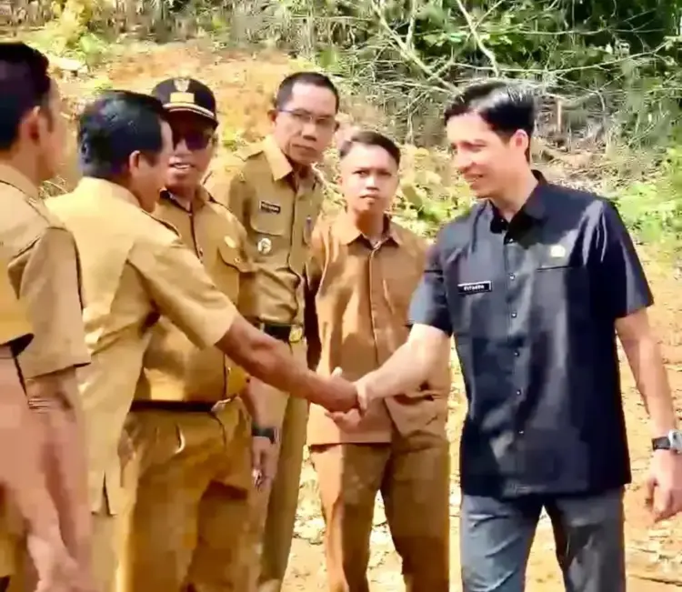 Berkat perjuangan Andre Rosiade BTS Telkomsel di Batu Tanjung, Kota Sawahlunto selesai dibangun. (Foto: Dok. Istimewa)