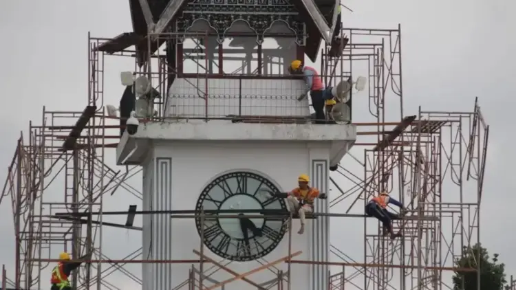 Pemko Bukittinggi Siapkan Perayaan Satu Abad Jam Gadang, Undang Keluarga Ratu Wilhelmina dari Belanda 1 Pekerja sedang melakukan pengecatan ulang monumen Jam Gadang Kota Bukittinggi. Wali Kota daerah setempat. Antara/ Al Fatah