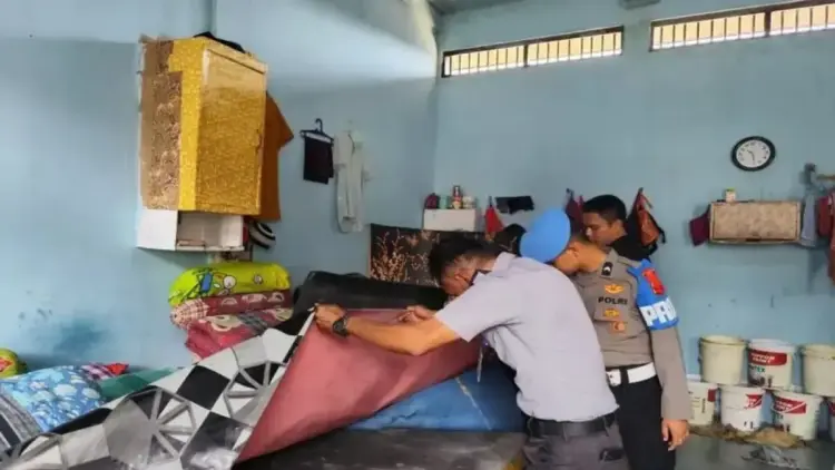 Lapas Lubuk Basung Temukan Berbagai Peralatan dalam Razia Rutin Warga Binaan 1 Petugas Lapas Kelas IIB Lubuk Basung dan Polres Agam sedang menggeledah blok hunian warga binaan, Selasa (25/3). Dok HO/Lapas Lubuk Basung